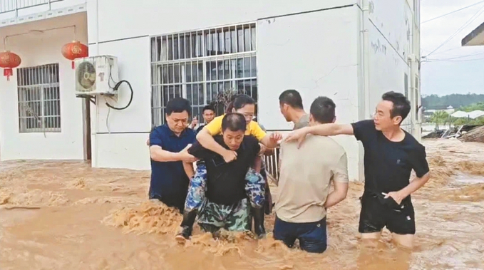 陽湖鎮(zhèn)黨員干部帶頭救助受災(zāi)群眾。 （屯溪區(qū)委組織部供圖）.jpg